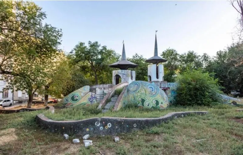 В центре современного искусства открылась выставка «На руинах синего замка», посвящённая городкам‑замкам, построенным в 1970‑е и ныне почти утраченным.