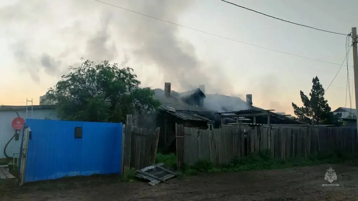 Пожар в доме на улице Карла Маркса начался в 03:45; огонь перекинулся на чердак и крышу. Погибшая, предположительно, задохнулась угарным газом, остальные жильцы успели эвакуироваться.
