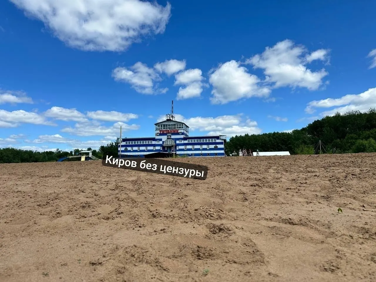 На пляже у «Титаника» идут подготовительные работы перед сезоном: завозят песок, устанавливают урны и скамейки, приводят берег в порядок.