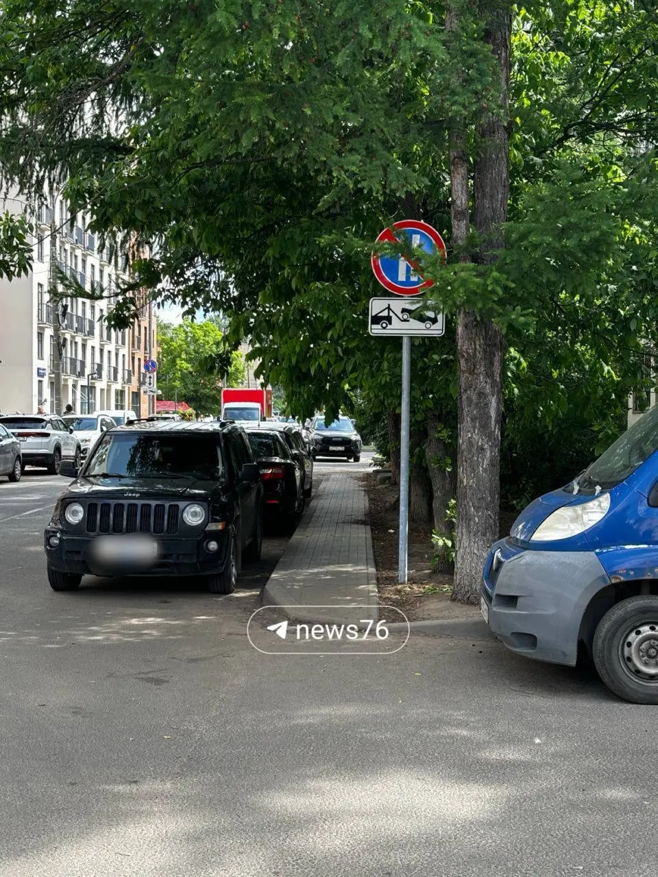 С 1 июня на участке от улицы Городской вал до Полиграфической ввели режим парковки по чётным и нечётным числам. Жильцы жалуются на ограничения, мэрия объясняет это соображениями безопасности и обслуживанием дорог.