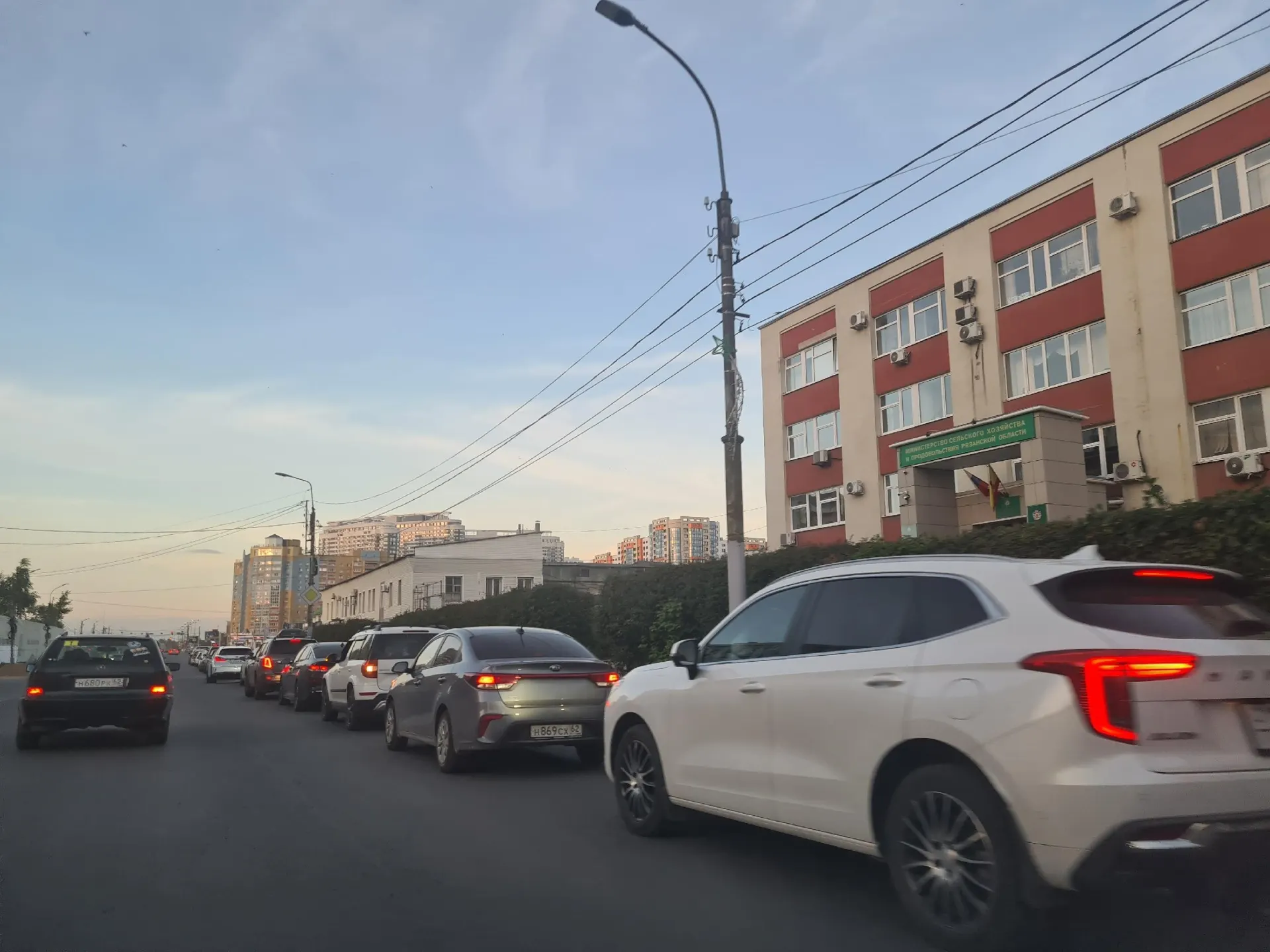 Минэкономразвития Рязанской области связывает временный дефицит бензина с ажиотажной покупкой топлива про запас, а не с системными перебоями в поставках.