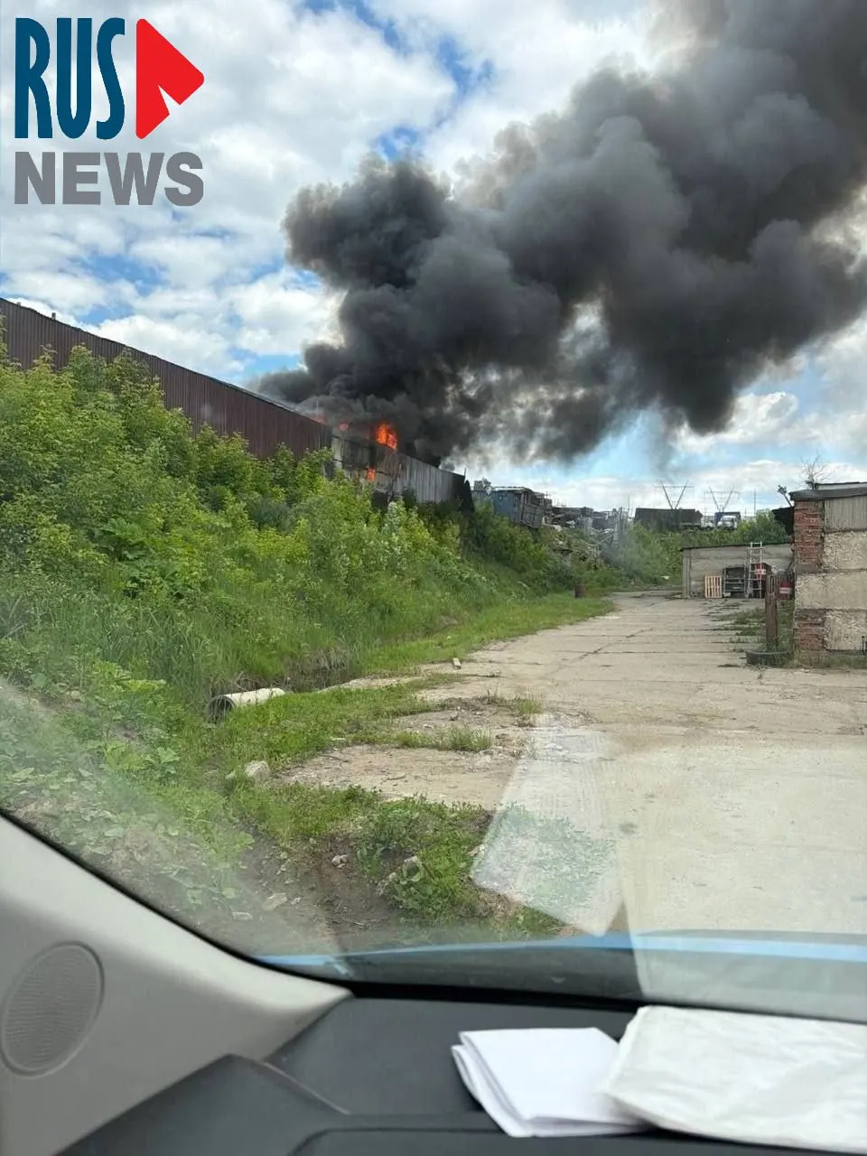 В районе Булатниково и Измайлово горят склады на стихийной свалке: местные жители сообщают о взрывах из‑за несоблюдения техники безопасности. Параллельно продолжается расследование земельных махинаций в округе.