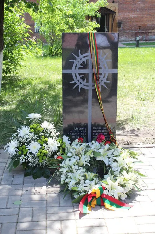 Городская дума единогласно отменила разрешения на установку памятников. Ранее в Сквере Памяти снесли ряд мемориалов, ссылаясь на возможный оползень, однако позднее признаки оползневой угрозы не подтвердились.