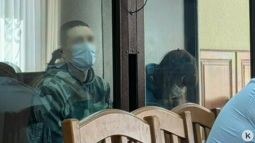 Экспертиза телефонных записей матери погибшего выявила элементы «стратегии запугивания», следует из заключения. Подсудимая отвергает выводы; при изучении файлов с телефонов заседание прошло в закрытом режиме.