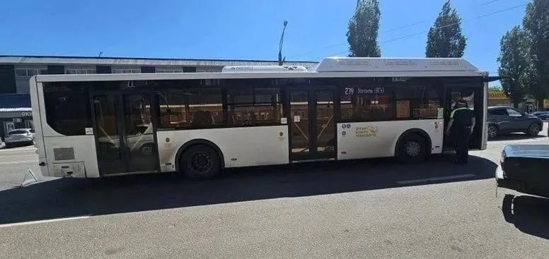Утром 7 июня рядом с домом на Новосибирской, 13 автобус маршрута 239 сбил 75‑летнего мужчину. В аварии также пострадала 47‑летняя женщина, её госпитализировали.