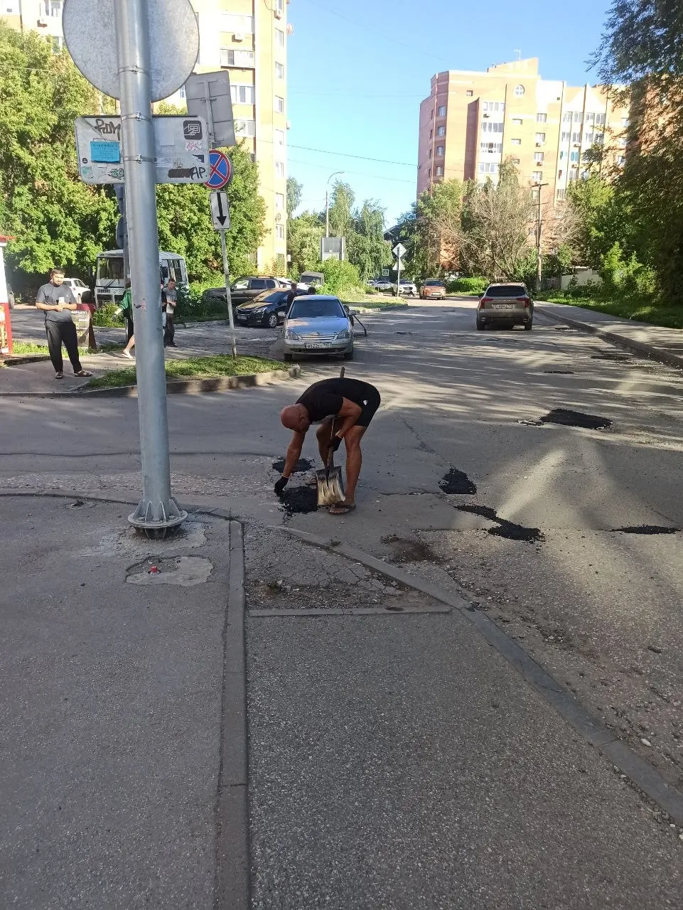 Блогер совместно с единомышленниками устраняет ямы в асфальтовом покрытии на улице Лукачева в Тольятти — прохожие и водители благодарят за помощь.