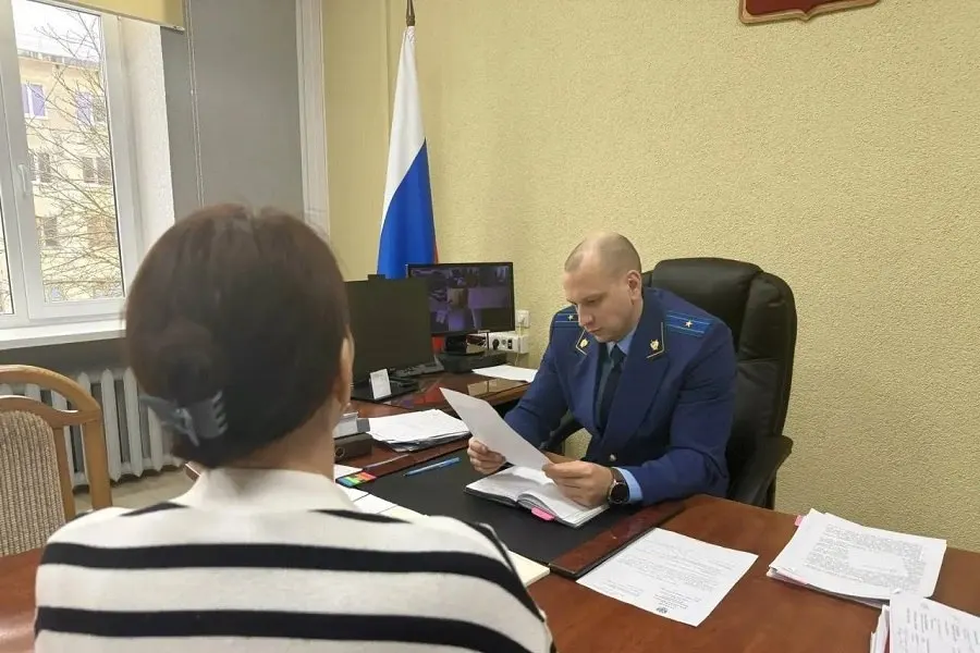 По результатам проверки прокуратура обратилась в суд с иском о взыскании 300 тысяч рублей с организации, отвечающей за содержание тротуара, после того как пенсионерка получила травму головы при падении.
