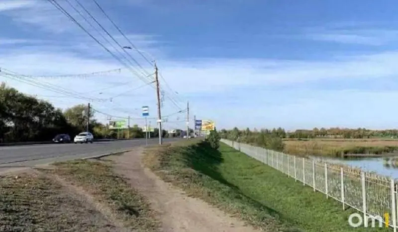 Участок дороги между Ленинградским мостом и развязкой на Суворова и Енисейской получил новое название — проспект имени 80‑летия Победы. Решение поддержала топонимическая комиссия после инициативы региональной организации ветеранов.