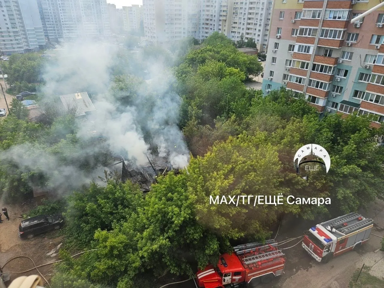 В заброшенном частном доме на Пензенской произошёл пожар. Местные жители сообщают, что дети с весны обустроили там «жилище», а пожарные за последние десять дней выезжали тушить пожар дважды.