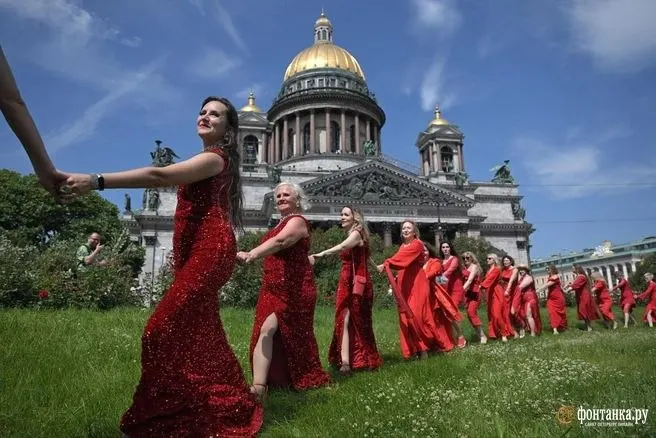 В Петербурге прошла акция «Сердце мира в красных платьях», зародившаяся в Красноярске. Участницам обещали завтраки с «экспертами», разучивание танца и фотосессии; взнос — около 1,7 тыс. рублей. Создатель проекта — Элеонора Шипулина, возглавляющая Ассоциацию женщин России.