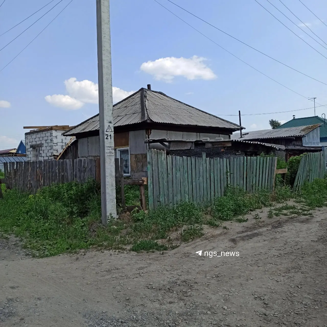 На участке улицы Трехгорной прорвало водопровод: после аварии выяснилось, что труба не числится ни за кем. Временный ремонт вызывает опасения за систему отопления в зимний период.