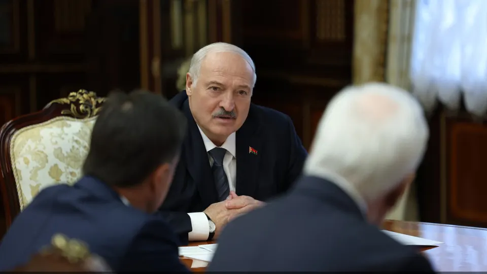 Президент Белоруссии заявил, что Минск отказывается участвовать в военных операциях против Украины, при этом отмечая давление со стороны Москвы и готовность оказывать помощь российским регионам в экономической и безопасностной сферах.