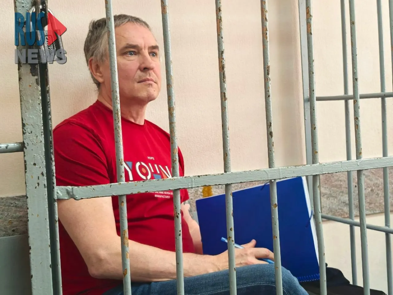 Прокурор считает, что деятельность правозащитника угрожала безопасности государства и запросил реальный срок и изъятие телефона; сам обвиняемый опровергает размещение логотипа и отмечает, что в канале могут публиковаться разные люди.