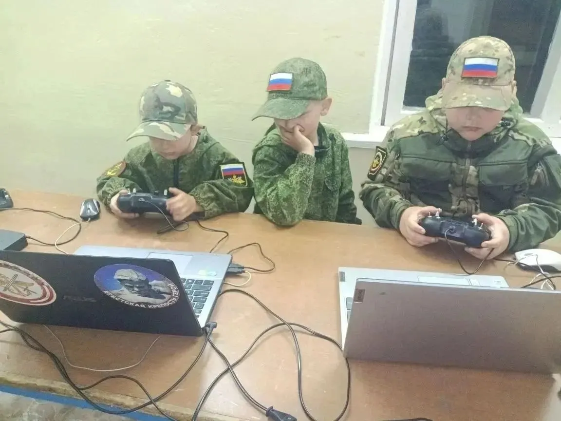 В нескольких городах Приморья запускают «патриотические» лагеря «Штурмовик» и «Пехотинец» с курсом по управлению беспилотниками и элементами начальной военной подготовки.