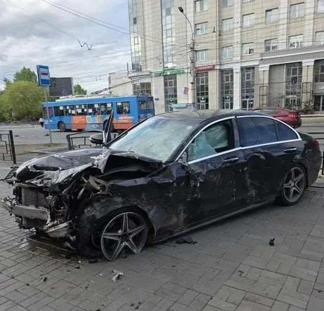 Ранним утром 5 июня в центре Читы водитель Mercedes проехал на запрещающий сигнал и столкнулся с Honda — водитель последней погиб. Суд отказался отправлять обвиняемого в СИЗО, прокурор подал жалобу.