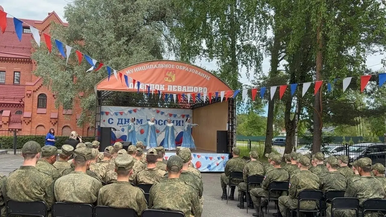 Ученицы школы №346 из Невского района выступили 11 июня в Левашово перед военнослужащими: в программе были народные и современные танцевальные номера, коллектив получил благодарность от командования.