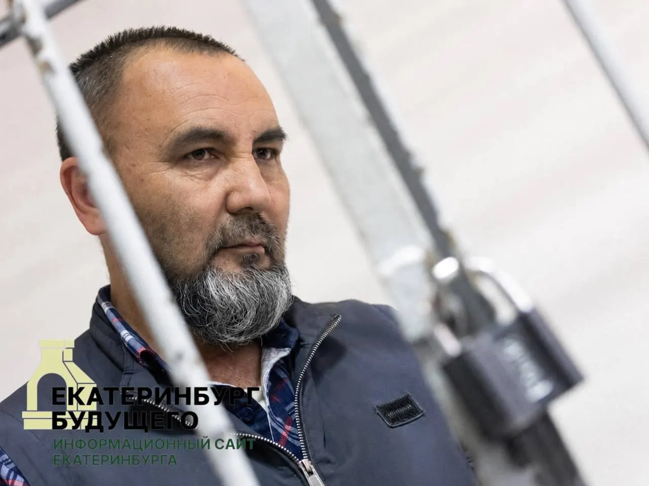 Мужчину перевели из карантинной камеры в следственный изолятор. Он утверждает, что не помнит момент аварии — перед столкновением у него внезапно потемнело в глазах. В результате погибли четыре человека, в том числе ребёнок.