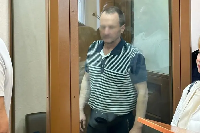 Ленинградский районный суд назначил 10 лет колонии строгого режима предпринимателю, признанному виновным в вымогательстве 15 млн рублей, разбое и поджоге имущества учредителя строительной компании.