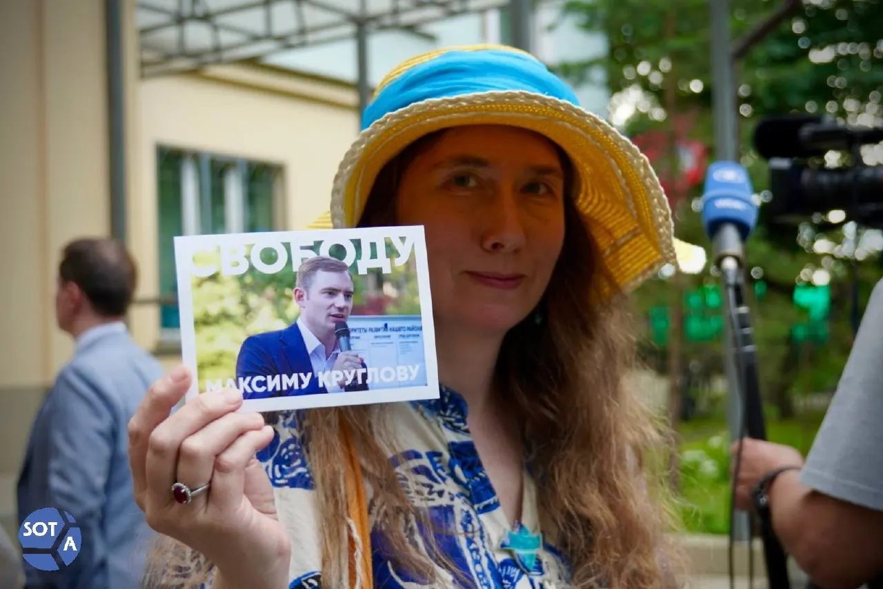 Несколько десятков коллег и соратников пришли в суд, чтобы поддержать Круглова; в зал поместились не все, и приставы держали двери открытыми, чтобы последнее слово и приговор было слышно в коридоре.
