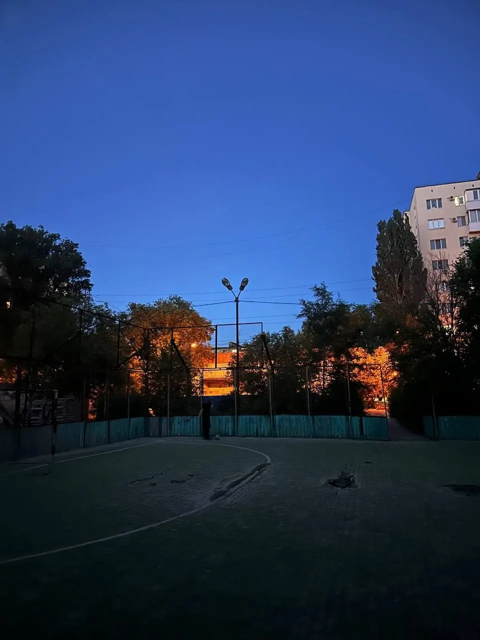 Дворовое футбольное поле активно используется детьми и взрослыми. Жильцы жалуются, что свет отключили, и просят управляющую компанию восстановить освещение.