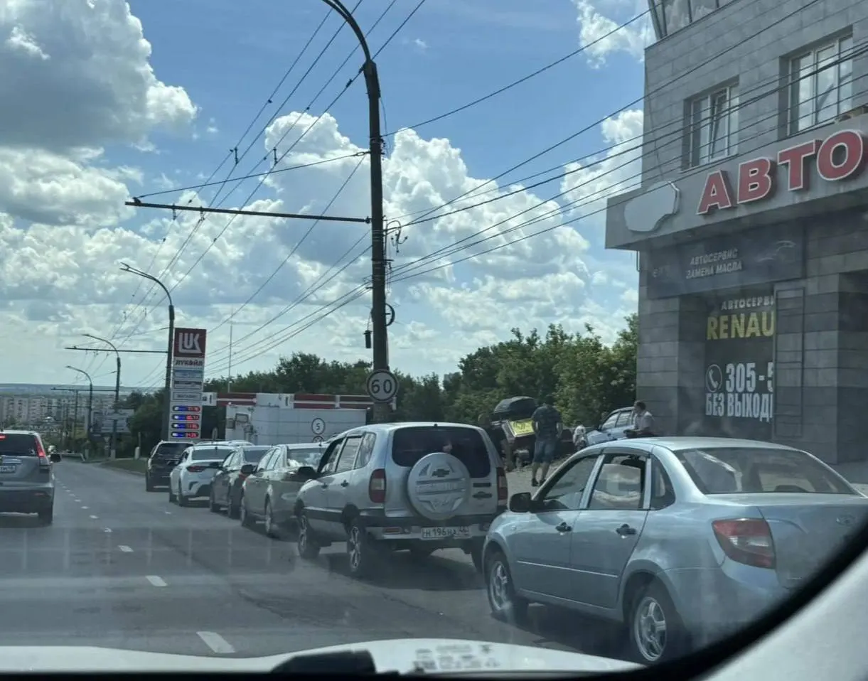 В Курской области ввели ограничения на отпуск топлива — его будут продавать только в баки. Это привело к большим очередям у нескольких автозаправок; в отселённых приграничных районах разрешили отпуск в канистры для питания генераторов при отключениях электроэнергии.