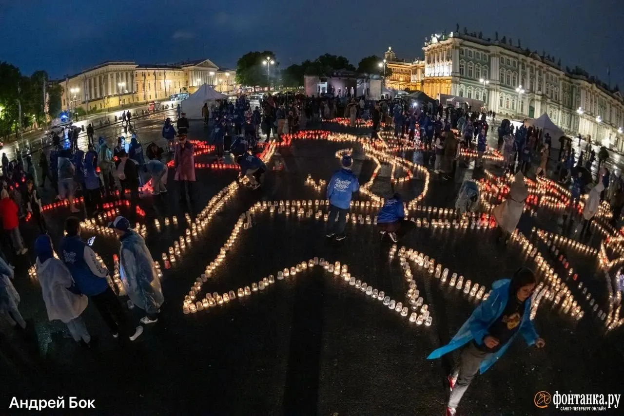 В ночь с 21 на 22 июня добровольцы выложат на Дворцовой площади из 120 тысяч свечей живые картины в память о жертвах Великой Отечественной войны. В этот же день пройдут возложения венков на мемориальных кладбищах, а в 12:15 пройдет всероссийская минута молчания.