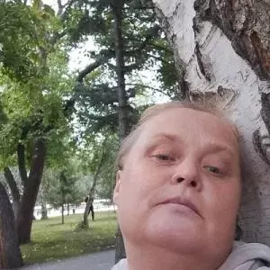 46‑летняя жительница Омской области получила трёхлетний срок по делу о комментарии под видео с атакой беспилотников. Ранее она меняла политические взгляды, дело рассматривал военный суд, правозащитники искали женщину после её исчезновения из соцсетей.