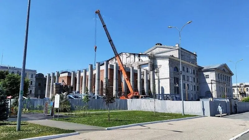 Очевидцы зафиксировали установку строительного крана рядом с театром; по словам свидетеля, монтаж выполняют сотрудники компании «Кронверк».