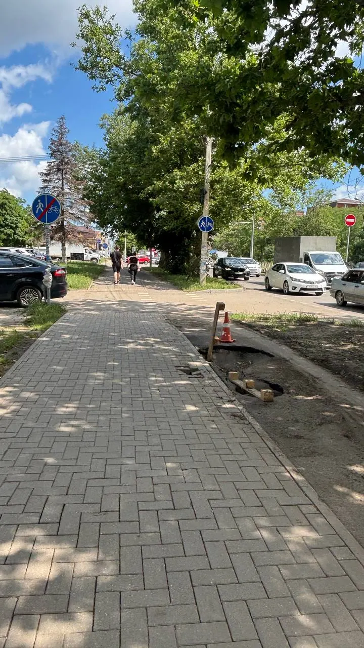 На велодорожке рядом с магазином образовалась яма: очевидцы сообщают, что здесь долго стояла вода. Местная жительница чуть не упала с велосипеда — участок опасен для пешеходов и велосипедистов.