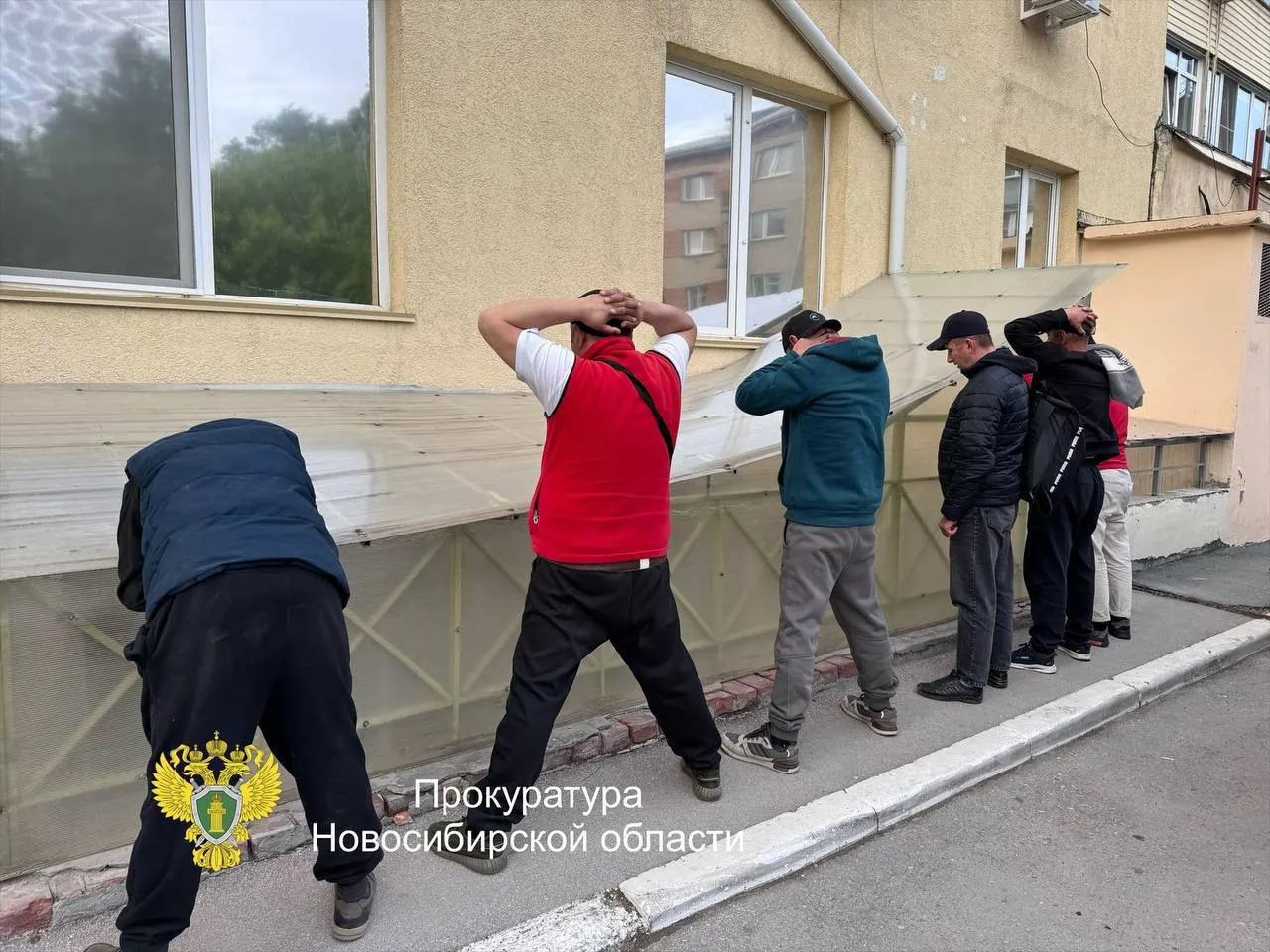 Октябрьский районный суд рассмотрит дело об организации сети нелегальных игровых залов через интернет: обвиняемым предъявлены обвинения по ч. 3 ст. 171.2 УК, доход от деятельности оценён более чем в 4 млн рублей.