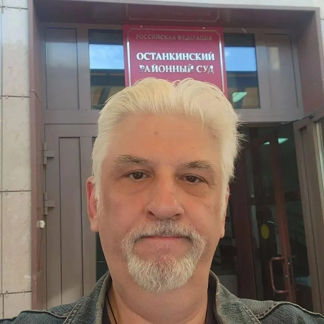 Оперный певец из Челябинска подал иск о защите достоинства после реплики участника КВН, но суд вернул заявление — в записи передачи истца не упомянули. Депутат обратился в прокуратуру, вуз пообещал поговорить с командой, а в регионе обсуждают случаи ксенофобии.