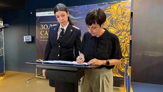 Золотые украшения, монеты Боспорского царства и Византии, оружие народов Северного Кавказа и редкие монеты Золотой Орды и российских императоров переданы в музей после изъятия у нелегальных копателей.
