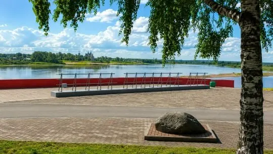 Арт‑инсталляция пробыла на набережной меньше недели: её установили 14 июня, а к 19 июня уже сняли — причиной назвали использование латинской буквы вместо кириллической.