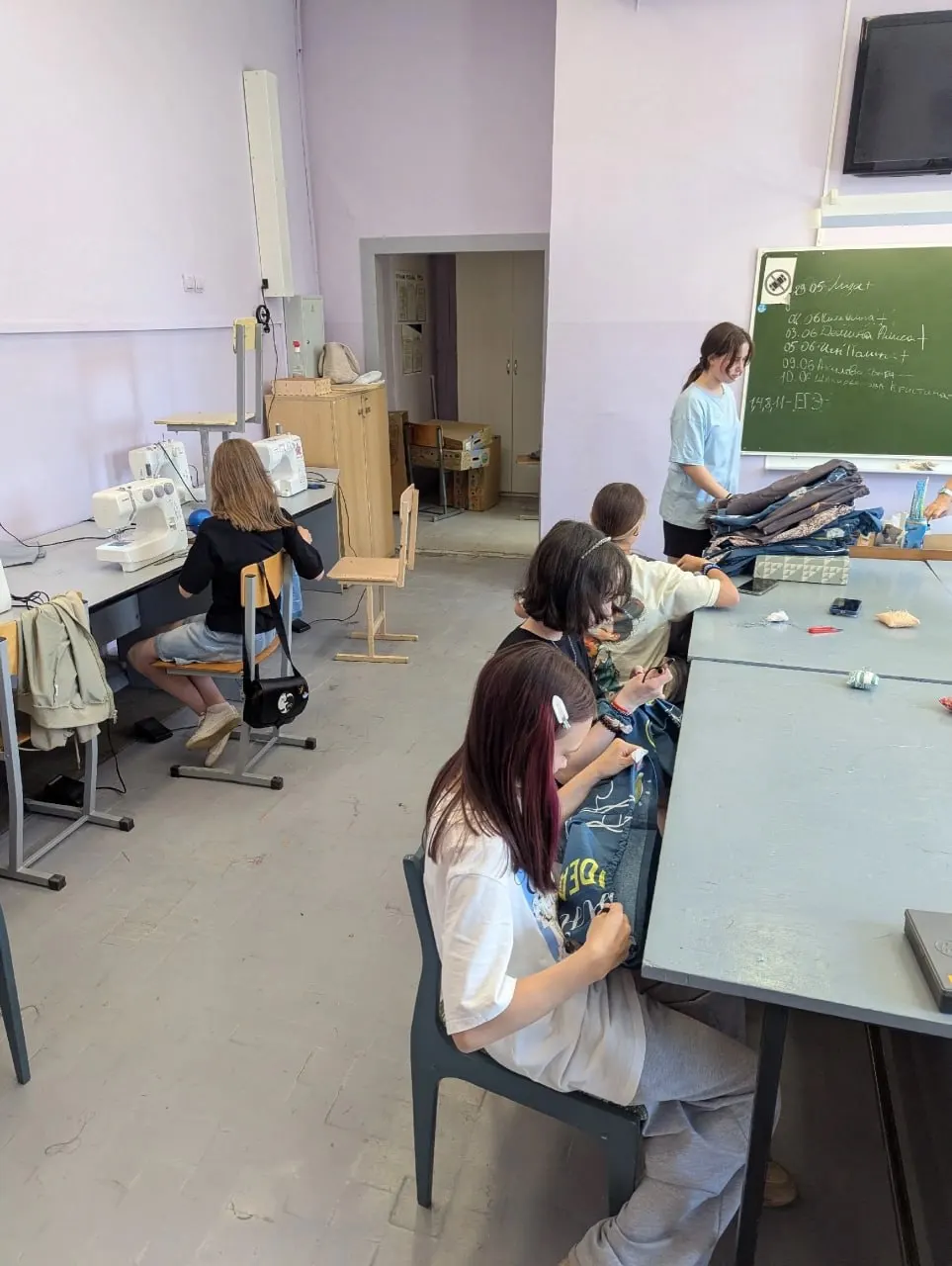 Ученицы 5–6 классов школы №62 в Ижевске в составе отряда «Иголочка» две недели шили трусы для бойцов из Удмуртского полка; работы оплачены не были.