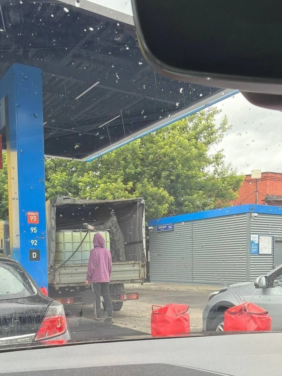 После атаки беспилотников жители Москвы начали запасать автомобильное топливо — на публикуемых снимках видны очереди на автозаправках в районе Северное Измайлово.
