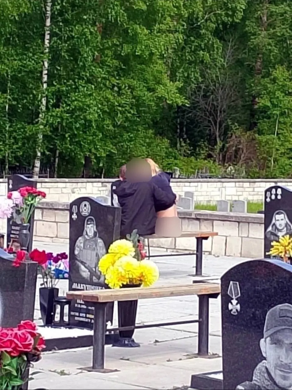 По словам очевидцев, мужчина и женщина в нетрезвом состоянии повредили могилы и мемориалы на кладбище. Следствие возбудило дело по статье об осквернении воинских захоронений.