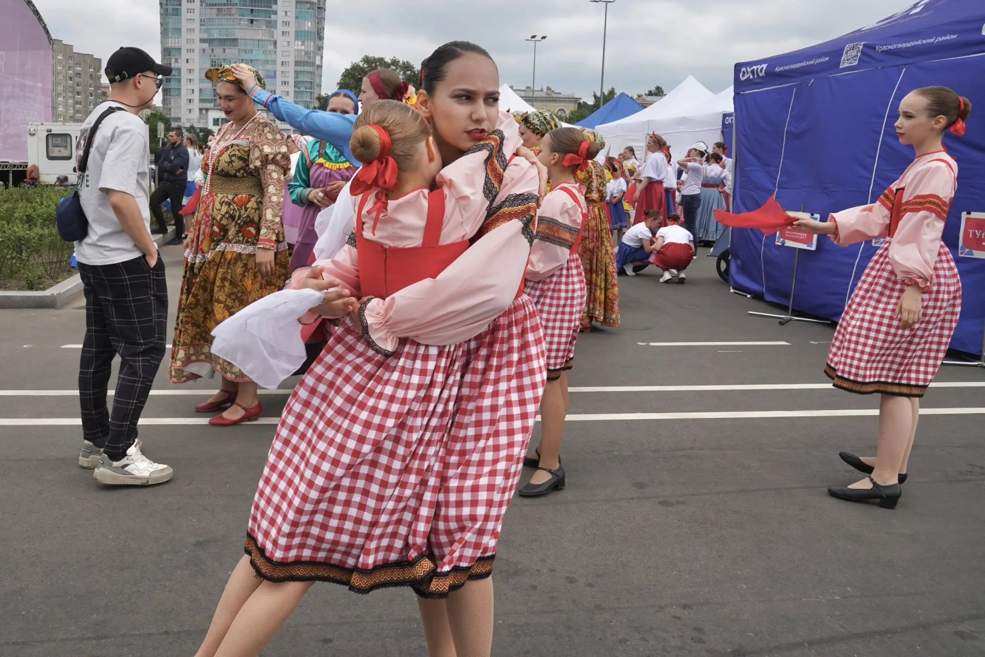 Ежегодный танцевальный фестиваль в честь Дня России в этом году посвятили рекам страны. Мероприятия прошли более чем в 30 городах; в Петербурге праздник состоялся на Свердловской набережной.