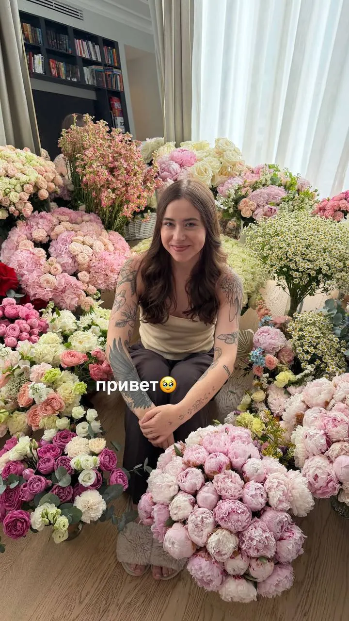 Блогерша провела 1,5 года под домашним арестом с запретом на интернет, звонки и выходы из квартиры. В первом посте после снятия браслета она показала подаренные букеты и рассказала о планах. Ранее по делу об отмывании ей дали три года условно и конфискацию имущества на сумму 127 млн рублей.