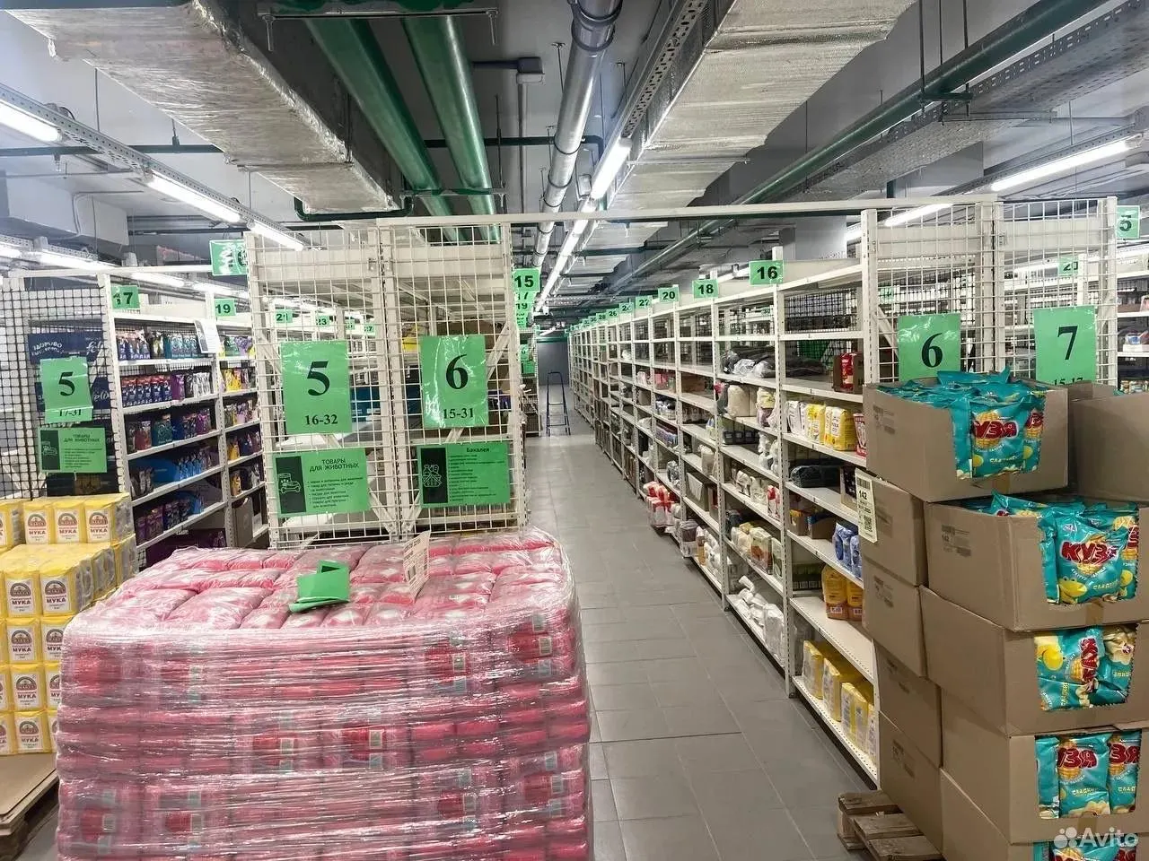 Подземный паркинг в жилом доме переоборудовали под склад для курьеров. Жильцы обеспокоены нехваткой машиномест и хаосом во дворах, курьеры жалуются на плохие условия работы.