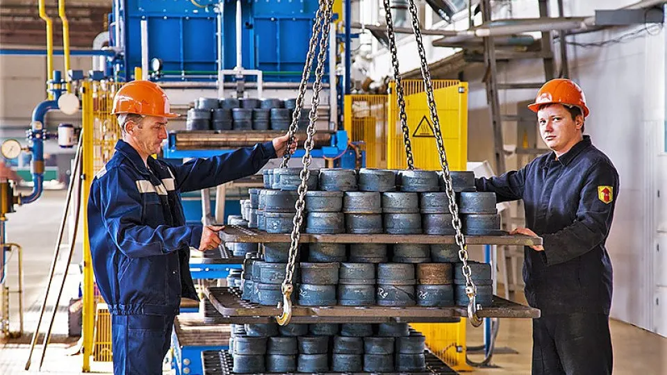 По требованию Генпрокуратуры арестованы заводы и структуры АО «ЕПК» в Волжском, Саратове и Самаре; в деле фигурируют экс‑депутат Олег Савченко, его сын и ещё несколько предпринимателей. Причина — претензии по действиям, связанным с введением антидемпинговых мер.
