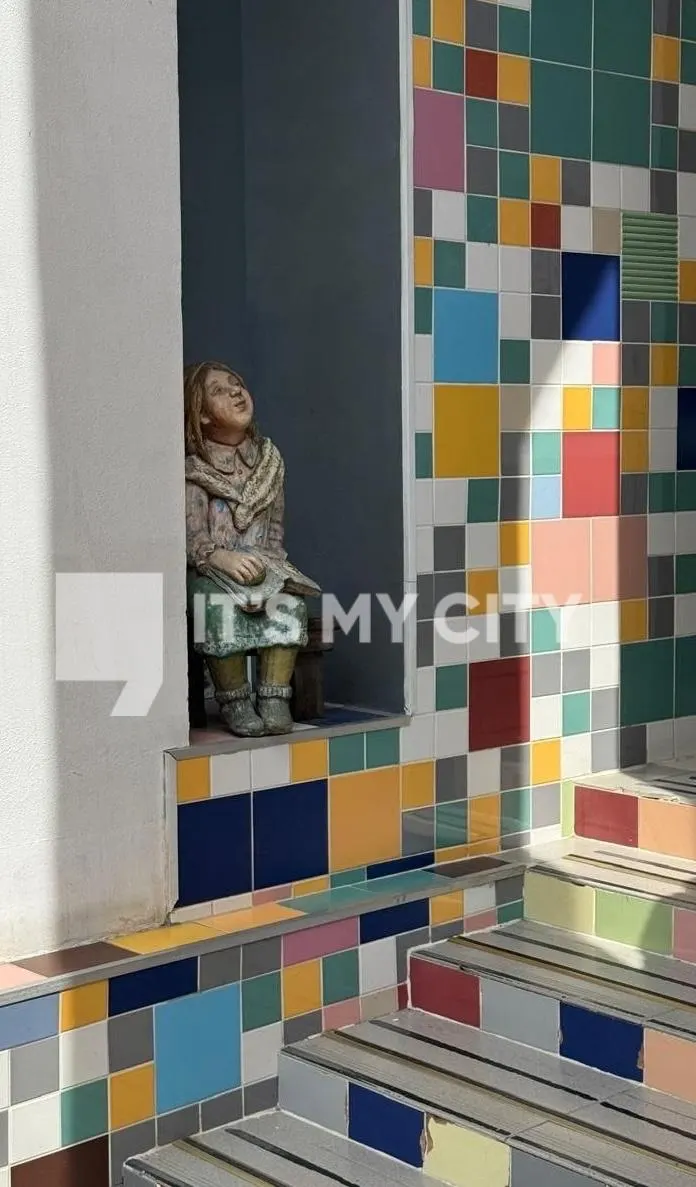 Скульптура «Машенька», установленная у входа в музей Невьянской иконы и рядом с галереями, повреждена. Основатель музея Евгений Ройзман связывает происшествие с хулиганством; скульптуру планируют восстановить.