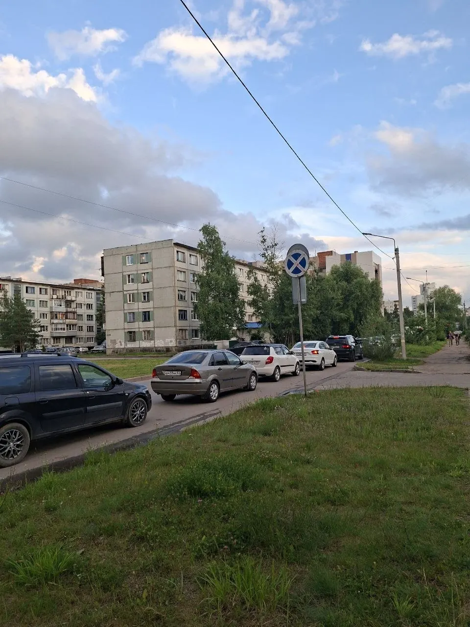 На одной из заправок в Великом Новгороде водители ждут 95‑й. Через время бензин 95 и 92 закончился — некоторые не успели заправиться.