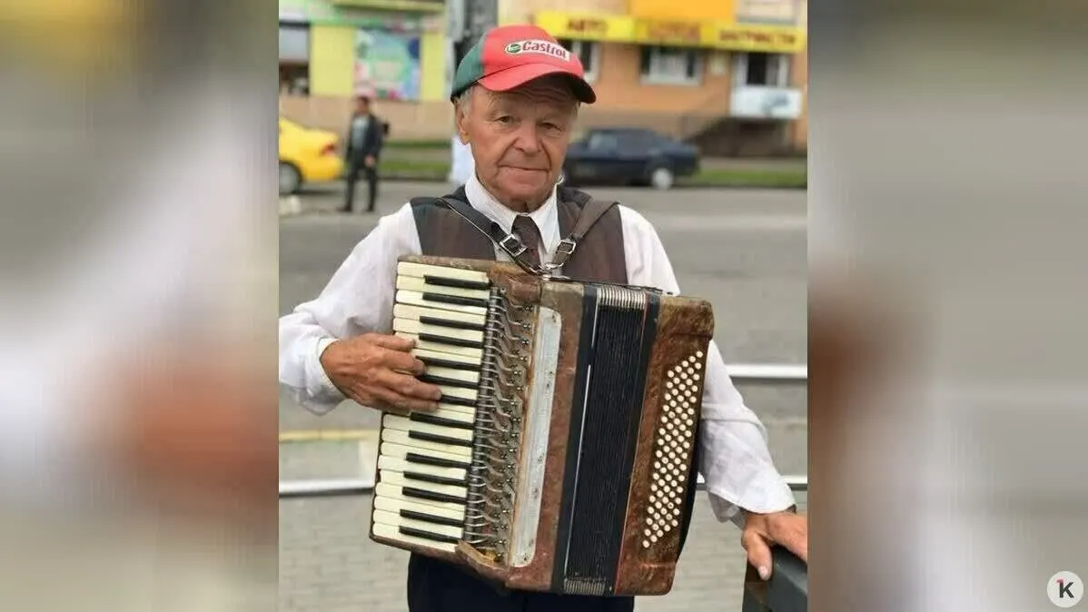 Александр Александрович Иода, 90 лет, остался без любимого инструмента — аккордеон исчез со скамейки в центре Советска. Соседи пытаются помочь вернуть инструмент и вернуть радость музыканту.