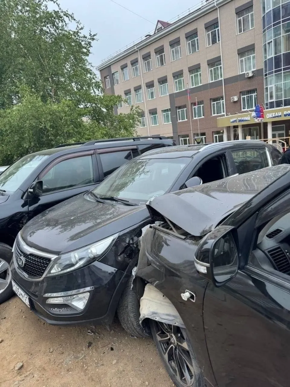 В разных районах Владивостока за несколько часов произошли два ДТП: в одном случае 12-летний мальчик угнал автомобиль и врезался в припаркованные машины, во втором — подросток выехал на встречную полосу и столкнулся лоб в лоб.