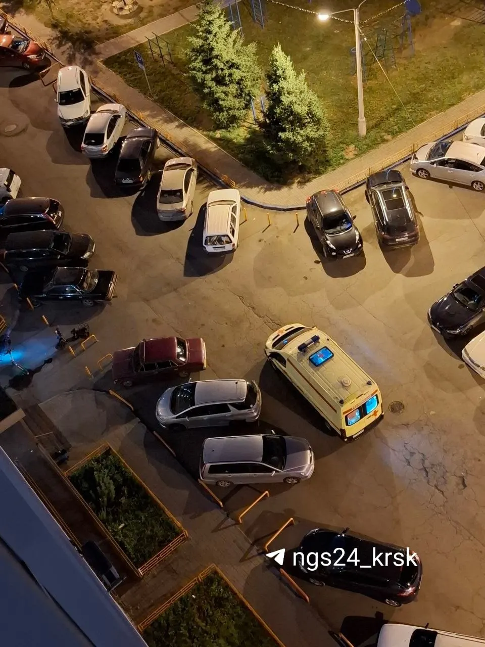 Ночью 17–18 июня в районе Белые Росы в Красноярске девушка выпала из окна многоквартирного дома. По данным полиции, она погибла, криминальный след исключён.