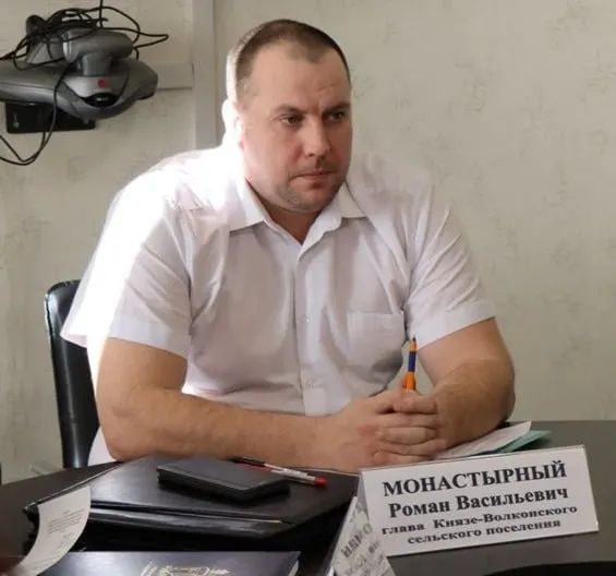 Совет депутатов Князе-Волконского сельского поселения 9 июня проголосовал за отставку главы Романа Монастырного после конфликта вокруг муниципальной реформы и спора о годовом отчёте.