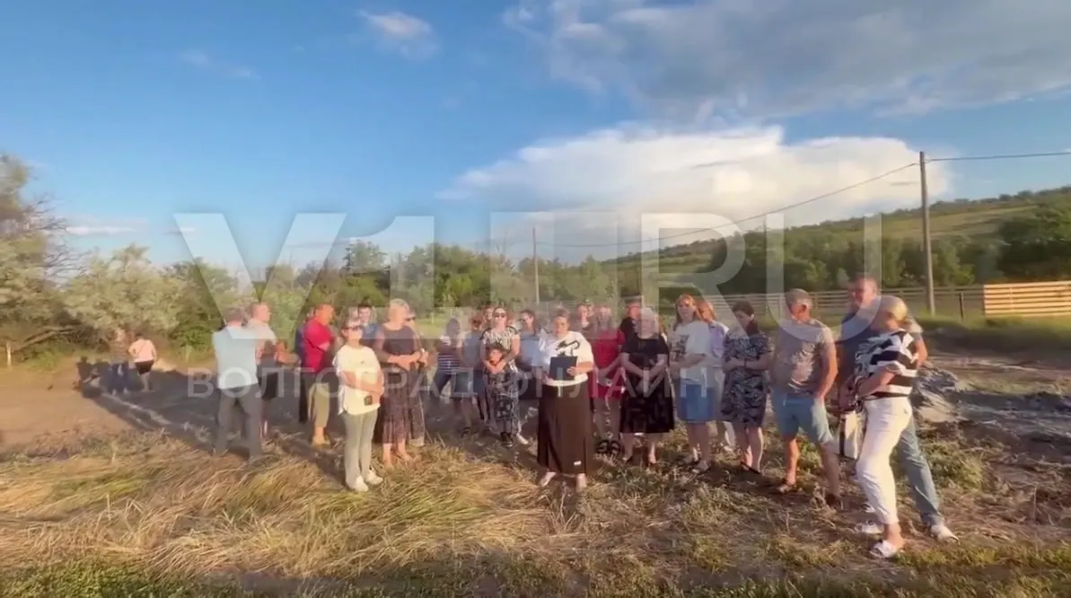 В Царицыне Городищенского района жители жалуются на резкое ухудшение водоснабжения: по их словам, режим ЧС и подвоз воды проблему не решают, поэтому они обращаются к председателю Следственного комитета с просьбой вмешаться.