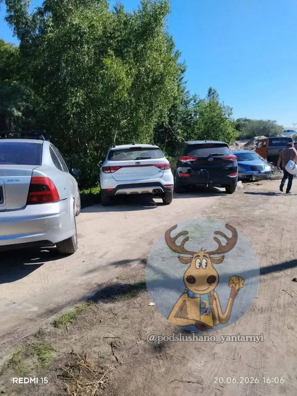 В поселке Янтарный велодорожка «от Косы до Косы», стоимостью свыше 1 млрд рублей, систематически повреждается из‑за стоянки и проезда автомобилей. Участок находится в водоохранной зоне, где парковка запрещена.