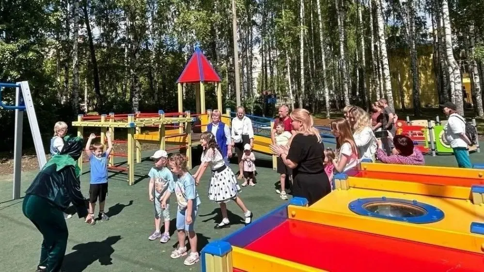 За домом культуры «Россия» возникла безопасная игровая зона с адаптированными игровыми элементами: манеж, доступная песочница, качели-гнездо, горки, рукоход, музыкальный глюкофон и резиновое покрытие.