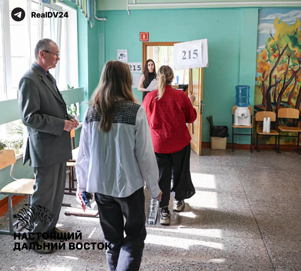 Несколько школьников проходят лечение в психоневрологическом диспансере: их отпускают на экзамены, но после возвращают в стационар. Официальных комментариев пока нет.